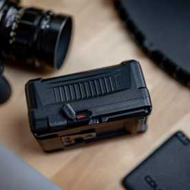 Preview: Newell BP-95LCD, V-Mount Li-Ion Akku 99 Wh/14,4 Volt / 7,0 Ah, USB-Ausgang: 5 V, 3 A, LCD Anzeige