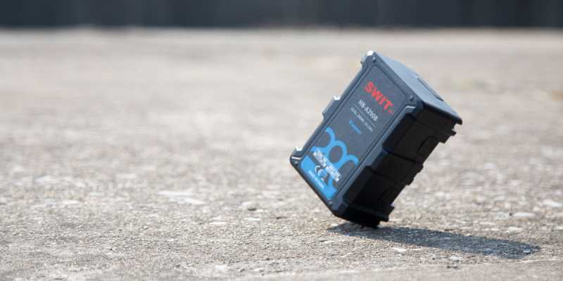 Swit HB-A290B | 290Wh Battery with 28V B-Mount, 16V D-tap and USB-C/USB-A, also ideal for long term use or high power draw lights Swit HB-A290B | 290Wh Battery with 28V B-Mount, 16V D-tap and USB-C/USB-A, also ideal for long term use or high power draw lights