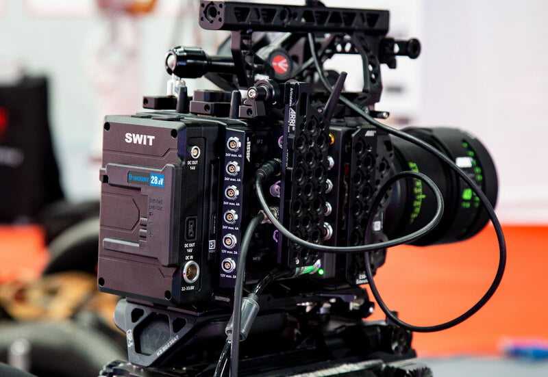 Swit KA-B30B, Hohe Belastbarkeit mit 2x D-Tap Out Hot-Swap-Platte für 28-V-B-Mount-Batterien an B-Mount-Geräte