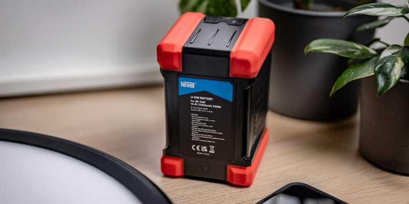 Newell BP-310F, V-Mount Akku 310 Wh / 14,4 Volt / 21 Ah, USB-Ausgang: 5 V, 3 A